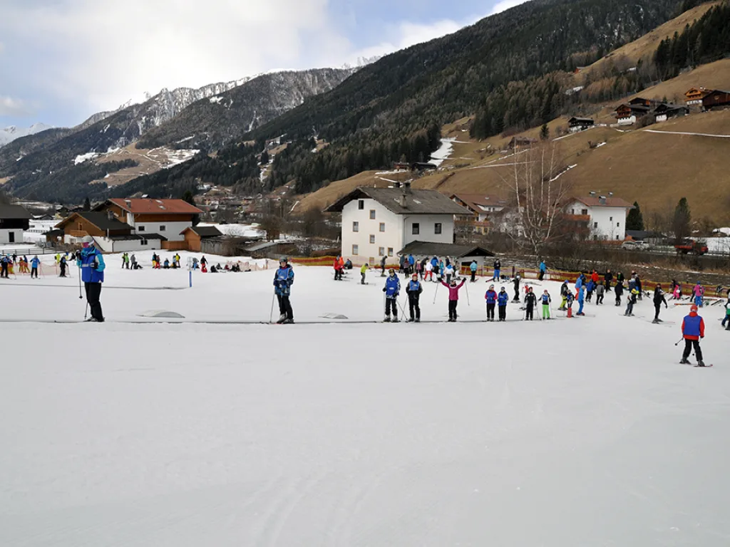 Blick über die Übungswiese auf den Ort und die aperen Hänge.